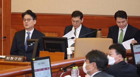 이창수 서울중앙지검장(왼쪽부터), 조상원 중앙지검 4차장, 최재훈 중앙지검 반부패수사2부장이 지난달 17일 서울 종로구 헌법재판소에서 열린 검사 3인에 대한 탄핵심판 1차 변론기일에 출석해 자리하고 있다. 연합뉴스