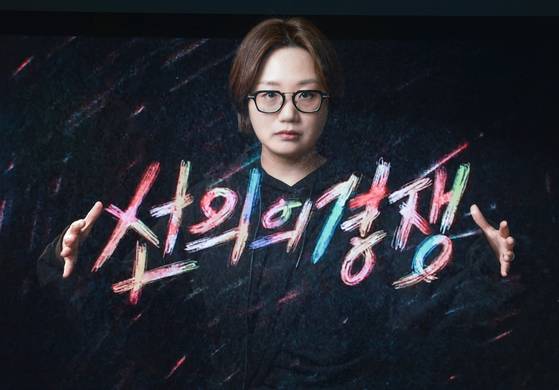 드라마 '선의의 경쟁'을 연출한 김태희 감독. 이 드라마는 김 감독의 4년을 '갈아넣어' 만든 작품이라고 한다. 사진 속 타이틀 디자인에도 각 인물의 상징 색과 작품 속 소품을 반영할 정도로 연출에 신경썼다. 권혁재 사진전문기자