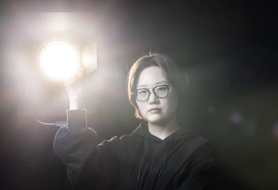 '선의의 경쟁'을 만들기 전 김 감독은 미스터리·로맨스 장르의 웹소설 '결혼의 이유'를 집필했다. '선의의 경쟁'에선 핵심 사건으로 '미스테리'를 부각하고, 인물 관계에 끊임없이 긴장감을 주고 싶었다고. 그는 "시청자들의 반응을 보니 의도가 잘 살아난 것 같아 뿌듯하다"고 전했다. 권혁재 사진전문기자