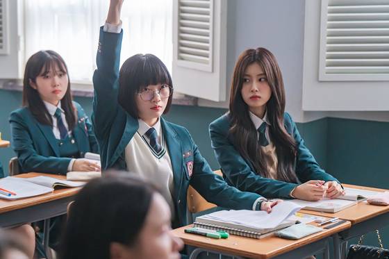 법조인 부모를 둔 최경(오우리, 왼쪽)은 뛰어난 머리와 특유의 성실함을 지녔지만 제이에게 밀려 '만년 2등'이다. 경, 제이와 함께 다니는 주예리(강혜원)는 전직 배우인 어머니를 뒀다. 하프 입시를 준비하는 예리는 명품과 아름다운 몸에 집착한다. 사진 STUDIO X+U