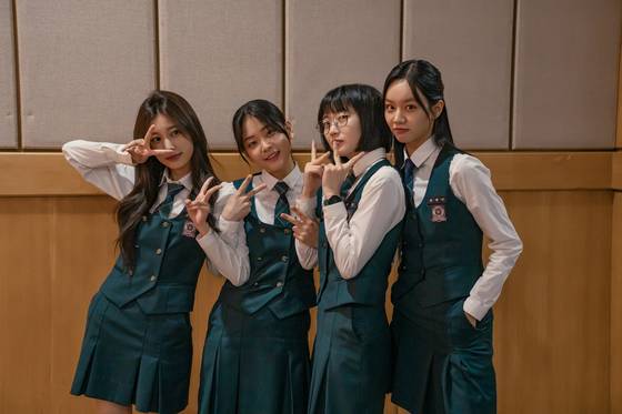 '선의의 경쟁' 속 채화여고 4인방. 왼쪽부터 주예리(강혜원), 우슬기(정수빈), 최경(오우리), 유제이(이혜리)다. 감독은 "뾰족하고 독특한 원작 속 주인공들에게 서사를 부여하고, 설득력있게 다듬어가고 싶었다"고 전했다. 사진 STUDIO X+U