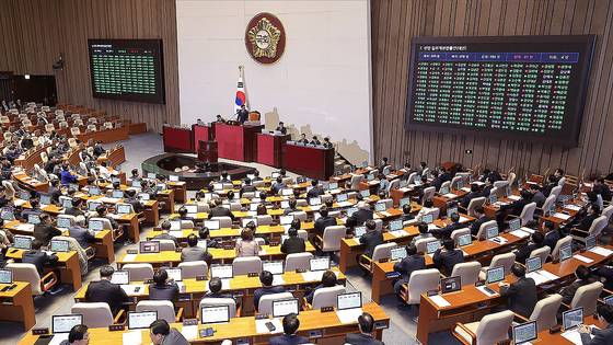 주주에 대한 이사의 충실 의무를 도입하는 상법 개정안이 13일 오후 국회 본회의에서 재석 279명 중 찬성 184명, 반대 91명, 기권 4명으로 가결되고 있다. 임현동 기자/20250313