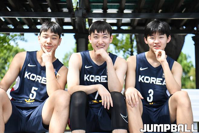 ▲삼일상고 시절 U18 아시아대회 우승 주역들과 함께 <점프볼 22년 10월 호>에 실렸던 이주영