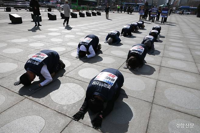 김선민 당대표 권한대행 등 조국혁신당 당원들이 13일 서울 광화문광장에서 윤석열 대통령의 파면을 촉구하는 삼보일배를 하고 있다. 성동훈 기자