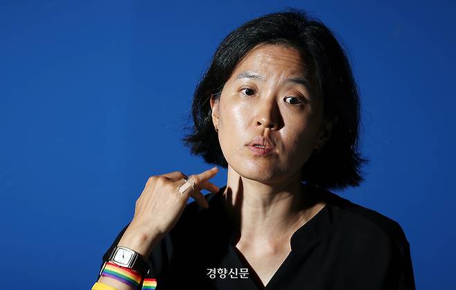 <단도직입> 정보라 작가가 2023년 6월 정동 경향신문사에서 인터뷰를 하고 있다. 서성일 선임기자