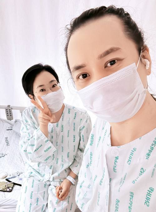 드러머 리노(오른쪽)와 그의 아내이자 배우인 김미림이 지난달 25일 서울 종로구 서울대병원에서 수술을 하루 앞두고 찍은 사진.리노 제공