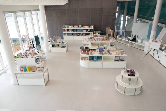 경기도미술관 뮤지엄숍 내부. 경기문화재단 제공