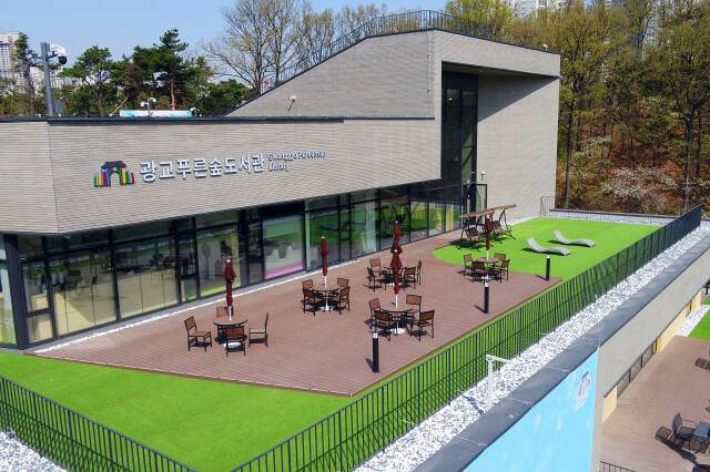 광교푸른숲도서관 전경. 도서관제공.