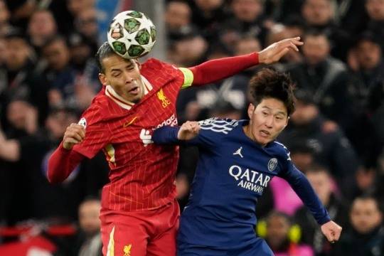 리버풀의 버질 판데이크와 볼 다투는 이강인. 사진[AP=연합뉴스]