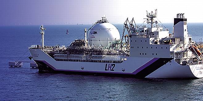 일본 가와사키중공업의 액화수소 운반선 '스이소 프런티어'가 호주에서 생산한 액화수소를 싣고 일본 고베항에 입항한 모습.  가와사키중공업