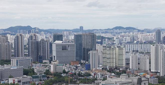 서울 아파트 주간 시세 상승률(전주 대비)이 지난해 9월 이후 6개월 만에 0.2%대로 올라섰다. 사진은 용산구의 아파트 단지 전경.  매경DB