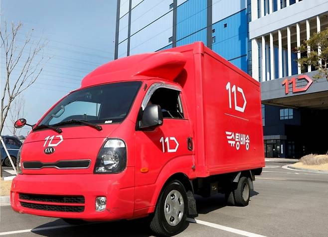 11번가가 주말 당일배송 서비스를 지난 2월부터 도입한 가운데 11번가 배송차량이 배송을 나서고 있다. [사진 = 11번가]