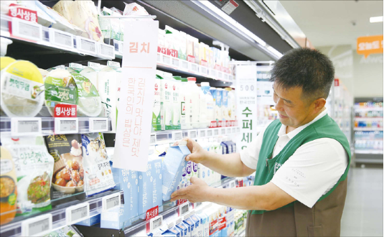 최근 고물가 기조와 근거리 장보기 수요 증가로 기업형 슈퍼마켓(SSM) 매출이 급증하면서, 새로운 프랜차이즈 창업 아이템으로 주목받는다. 사진은 GS더프레시 매대를 정리하는 모습. (GS리테일 제공)