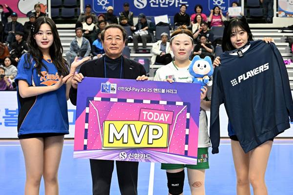 사진 경기 MVP 서울시청 우빛나를 대신하여 주장 송지영이 수상하고 있다, 사진 제공=한국핸드볼연맹