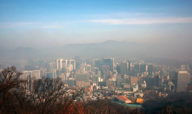 중국발 황사와 미세먼지가 한반도를 덮친 13일 오전 서울 용산구 남산에서 바라본 서울 도심의 모습./사진=뉴스1