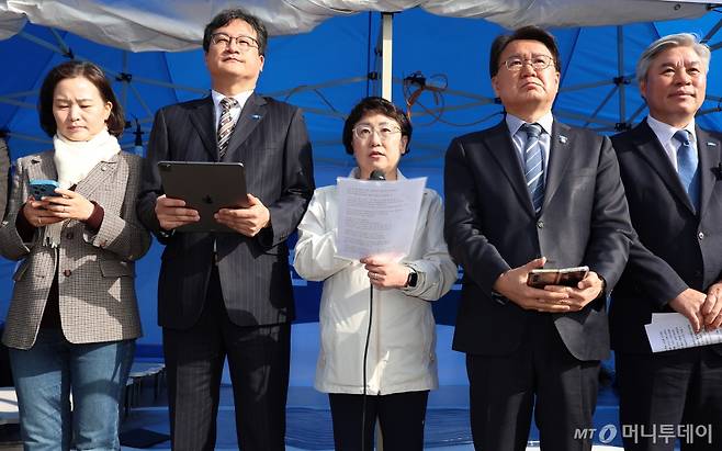 [서울=뉴시스] 이영환 기자 = 김선민 조국혁신당 대표 권한대행이 13일 오전 서울 종로구 광화문 조국혁신당 천막에서 열린 최고위원회의에 참석해 발언을 하고 있다. 2025.03.13. 20hwan@newsis.com /사진=이영환