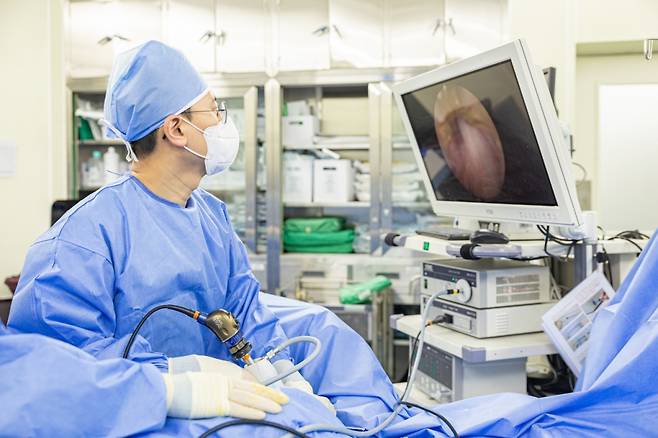 최세영 중앙대병원 비뇨의학과 교수가 '리줌(Rezum)'을 이용해 비대해진 전립선을 괴사시키고 있다. /사진=중앙대병원