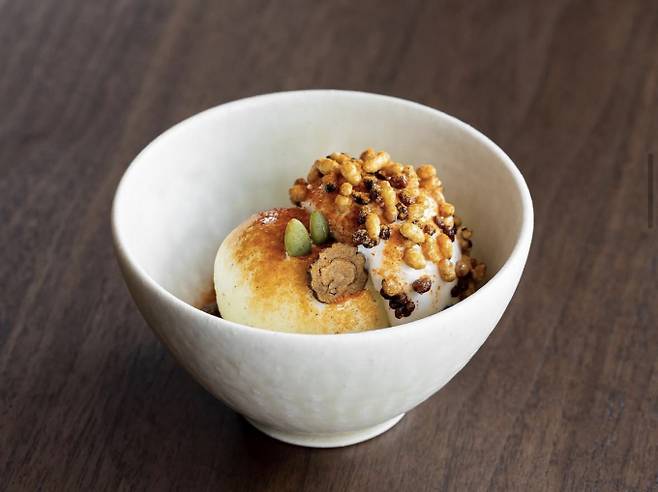 밍글스는 한식을 선보이는 파인 다이닝으로 올해 미쉐린가이드에서 3스타를 받았다. 사진은 밍글스의 시그니처 디저트 장트리오. /사진=밍글스