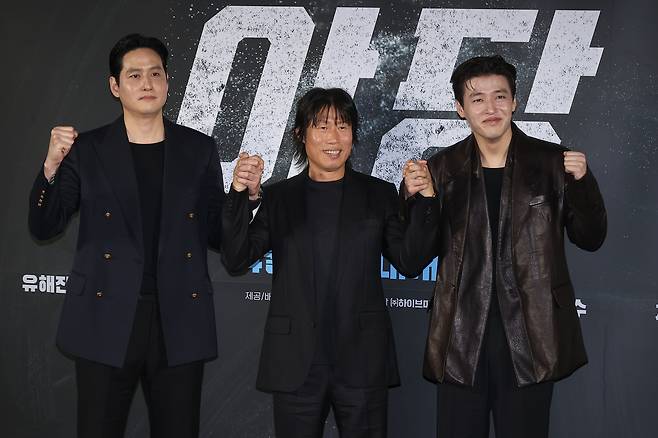 배우 박해준(왼쪽부터), 유해진, 강하늘이 13일 서울 강남구 삼성동 코엑스 메가박스에서 열린 영화 ‘야당’ 제작발표회에서 포즈를 취하고 있다. 연합