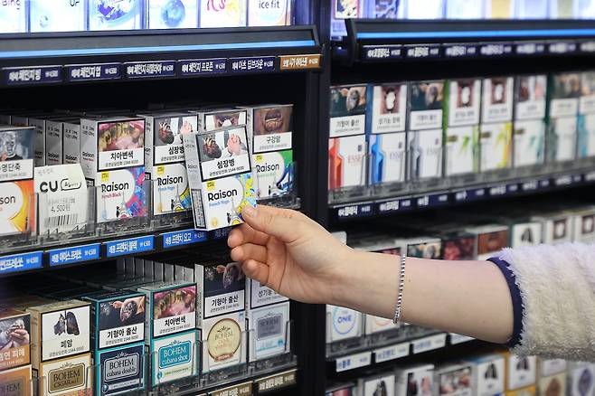 서울 시내 편의점의 담배 판매대 모습.[연합]