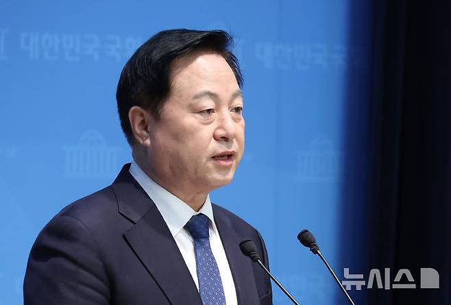 [서울=뉴시스] 고승민 기자 = 김두관 전 의원이 5일 서울 여의도 국회 소통관에서 내전 종식, 개헌 및 선거법 개정 등 기자회견을 하고 있다. 2025.03.05. kkssmm99@newsis.com