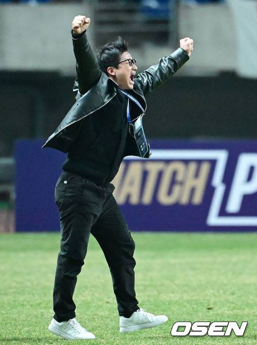 [OSEN=광주, 김성락 기자] 기적의 극장골이 터진 광주FC가 K리그의 마지막 자존심을 지켰다.&nbsp;광주FC는 12일 광주월드컵경기장에서 개최된 ‘2025 아시아챔피언스리그엘리트 16강 2차전’에서 비셀고베를 3-0으로 이겼다. 지난 5일 고베원정에서 0-2로 패했던 광주는 합산 스코어 3-2로 뒤집으며 8강 진출을 확정지었다. &nbsp;승리가 확정된 순간 광주 이정효 감독이 기뻐하고 있다. 2025.03.12 / ksl0919@osen.co.kr