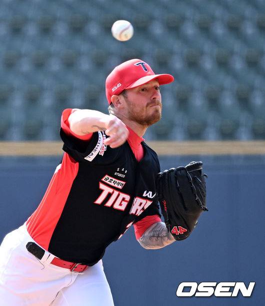 [OSEN=잠실, 지형준 기자] 13일 오후 서울 잠실야구장에서 2025 신한 SOL뱅크 KBO 리그 시범경기 두산 베어스와 KIA 타이거즈의 경기가 열렸다.KBO리그 10개 구단은 오는 18일까지 시범경기 10경기를 소화한다. 2025시즌 개막전은 오는 22일 개최된다.1회말 KIA 올러가 역투하고 있다. 2025.03.13 / jpnews@osen.co.kr