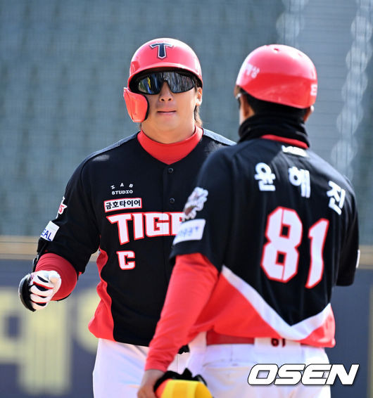 [OSEN=잠실, 지형준 기자] 13일 오후 서울 잠실야구장에서 2025 신한 SOL뱅크 KBO 리그 시범경기 두산 베어스와 KIA 타이거즈의 경기가 열렸다.KBO리그 10개 구단은 오는 18일까지 시범경기 10경기를 소화한다. 2025시즌 개막전은 오는 22일 개최된다.3회초 1사 1,2루에서 KIA 나성범이 선제 1타점 중전 적시타를 날리며 기뻐하고 있다. 2025.03.13 / jpnews@osen.co.kr