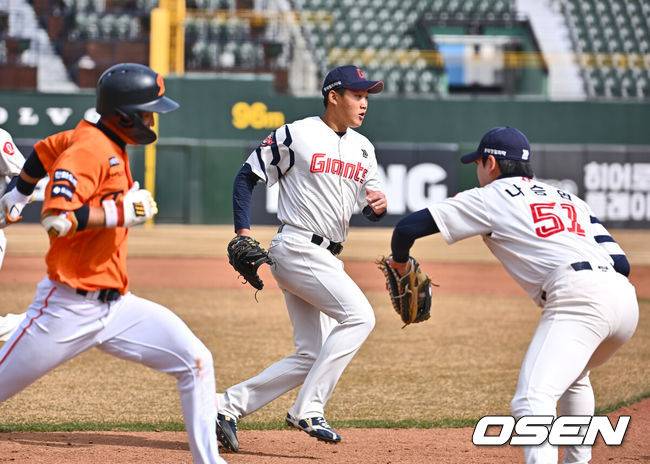 [OSEN=부산, 이석우 기자] 13일 부산 사직야구장에서 2025 신한 SOL 뱅크 KBO 리그 롯데 자이언츠와 한화 이글스의 시범경기가 열렸다. 홈팀 롯데는 데이비슨이 선발로 출전하고, 방문팀 한화는 류현진이 선발로 출전했다.롯데 자이언츠 김태현이 6회초 2사 3루 한화 이글스 황영묵의 투수 앞 땅볼을 잡아 1루에 던져 아웃시키고 있다. 2025.03.13 / foto0307@osen.co.kr