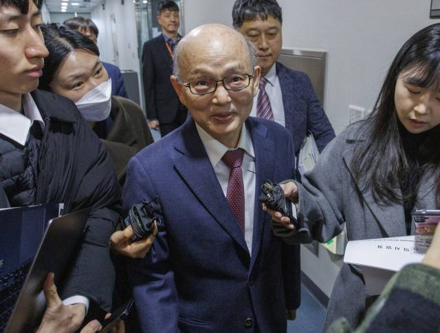 ▲안창호 국가인권위원회 위원장이 7일 서울 중구 인권위에서 열린 제5차 전원위원회에 입장하다 취재진 질문을 받고 있다. ⓒ연합뉴스