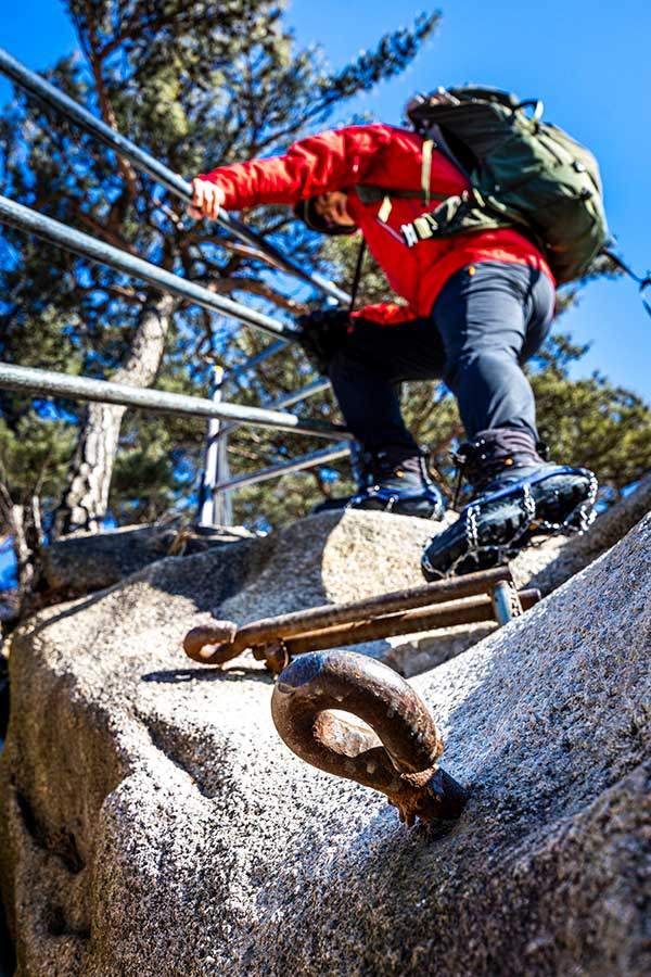 내리막 구간은 뒤로 내려오는 것이 조금 더 안정적이다.