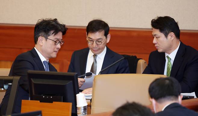 이창수 서울중앙지검장(왼쪽부터), 조상원 중앙지검 4차장, 최재훈 중앙지검 반부패수사2부장이 이달 17일 헌법재판소 대심판정에서 열린 탄핵심판 변론기일에 출석해 대화하고 있다. 뉴스1