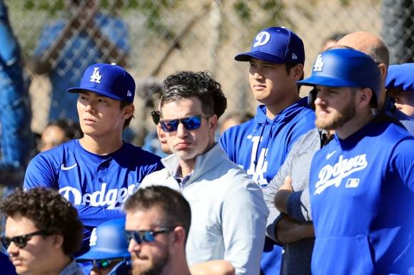 사사키 로키 라이브 피칭 지켜보는 야마모토-오타니 - 사사키 로키 라이브 피칭 지켜보는 야마모토-오타니     (글렌데일[미국 애리조나주]=연합뉴스) 신현우 기자 = 미국프로야구 메이저리그(MLB) 로스앤젤레스 다저스 오타니 쇼헤이(오른쪽 두번째)와 야마모토 요시노부(왼쪽)가 19일(현지시간) 다저스 스프링캠프가 열리고 있는 미국 애리조나주 글렌데일 캐멀백 랜치에서 사사키 로키의 라이브 피칭을 지켜보고 있다. 2025.2.20     nowwego@yna.co.kr (끝)   <저작권자(c) 연합뉴스, 무단 전재-재배포, AI 학습 및 활용 금지>