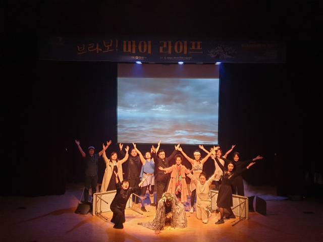 연기교실 공연 현장. 안양시 베이비부머지원센터 제공