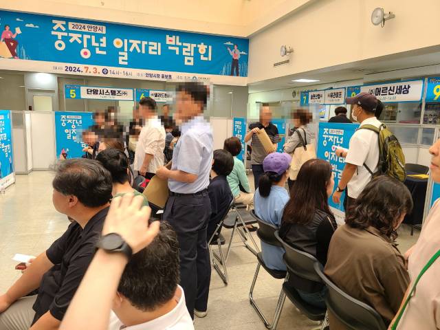 지난해 안양시가 개최한 중장년 일자리 박람회 현장. 안양시 일자리센터 제공
