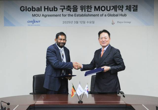 오리엔트정공과 스리랑카 다야그룹이 자동차 부품 제조 기술 이전 및 공급 협력을 위한 양해각서(MOU) 체결 조인식을 진행하고 있다. 사진제공=오리엔트정공
