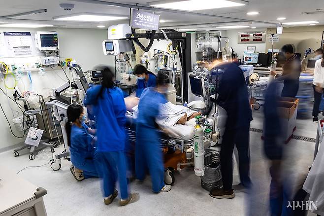 2월14일 서울 중구 국립중앙의료원 중증외상센터 외상소생실에서 의료진이 중증 외상환자를 치료하고 있다. ⓒ시사IN 박미소