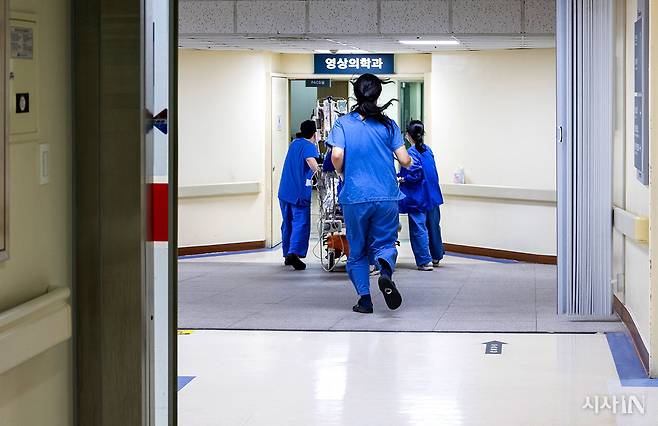 외상소생실에서 응급 정밀검사를 마친 중증 외상환자를 의료진이 영상의학과로 이송하고 있다. ⓒ시사IN 박미소