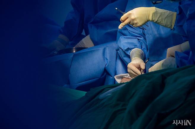 2월17일 국립중앙의료원 중증외상센터 외상수술실에서 류리나 외상 전담 전문의가 수술을 하고 있다. ⓒ시사IN 박미소