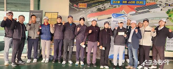 드림필드투어 1차 대회 주요 수상자들이 시상식 후 기념촬영하고 있다. 사진제공  |  리앤브라더스