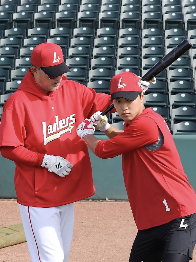 이숭용 SSG 감독이 박지환에게 타격 조언을 하고 있다. SSG 랜더스 제공