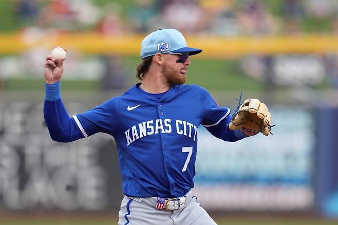 캔자스시티 로열스 내야수 바비 위트 주니어가 13일 미국 애리조나주 피오리아의 피오리아 스타디움에서 열린 2025 미국프로야구 메이저리그 시애틀 매리너스와의 시범경기에 2번타자 겸 유격수로 선발 출전해 2타수 무안타를 기록했다. 세 번째 타석에서 상대 투수의 투구에 맞아 교체됐고, 병원 검진 결과 타박상 소견을 받았다. AP 연합뉴스