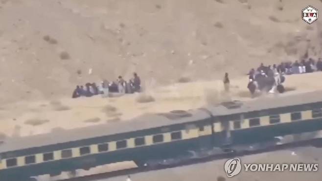 파키스탄 열차 납치 사건 지난 11일 파키스탄 발루치스탄주 마슈카프 터널 인근에서 무장 반군에 의해 납치된 기차의 모습. 사람들이 기차 밖으로 나와 있다.
[로이터 연합뉴스 자료사진. 재판매 및 DB 금지]
