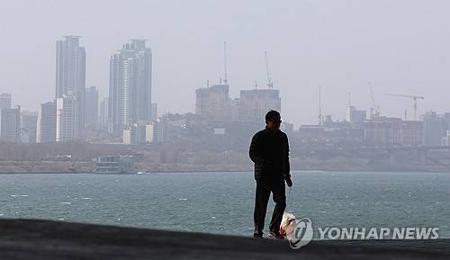 황사 유입, 뿌연 도심  (서울=연합뉴스) 김도훈 기자 = 올봄 첫 황사 유입으로 미세먼지 수준이 나쁨을 기록한 17일 서울 잠실한강공원에서 바라본 도심이 뿌연 먼지에 갇혀 있다. 2024.3.17 superdoo82@yna.co.kr