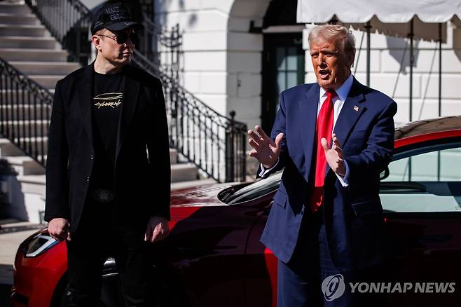 지난 11일 백악관에서 테슬라 관련해 언급하는 트럼프 대통령 [워싱턴 UPI=연합뉴스. 재판매 및 DB 금지]
