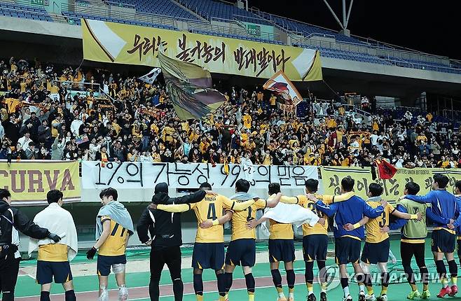 광주 ACLE 8강 진출 (광주=연합뉴스) 조남수 기자 = 12일 광주월드컵경기장에서 열린 아시아축구연맹(AFC) 챔피언스리그엘리트(ACLE) 광주FC와 비셀 고베의 16강 2차전. 아사니의 연장 후반전 골로 1, 2차전 합계 3-2 승리로 8강에 오른 광주 선수들이 기뻐하고 있다. 2025.3.12 iso64@yna.co.kr