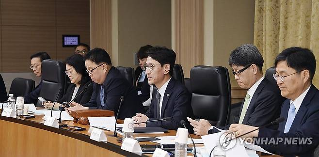 2025년 제2차 재정사업평가위원회 (서울=연합뉴스) 김윤상 기획재정부 차관이 13일 서울 중구 예금보험공사에서 '2025년 제2차 재정사업평가위원회'를 주재하고 있다. 2025.3.13 [기획재정부 제공. 재판매 및 DB 금지] photo@yna.co.kr