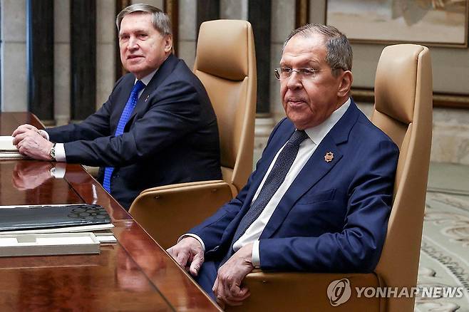 유리 우샤코프 크렘린궁 보좌관(좌)과 세르게이 라브로프 러시아 외무장관(우) [AFP 연합뉴스 자료사진. 재판매 및 DB 금지]