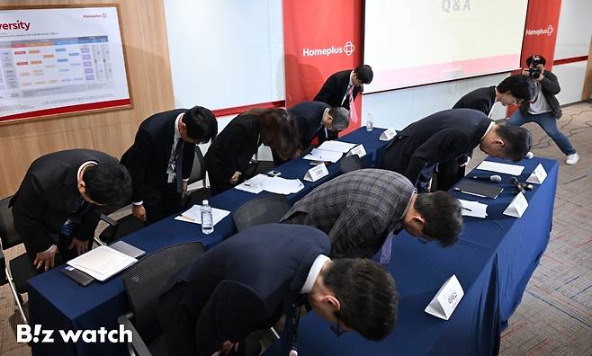 조주연 홈플러스 공동대표와 김광일 공동대표(MBK 부회장)를 비롯한 홈플러스 임원진이 14일 오전 서울 강서구 홈플러스 본사에서 열린 기자간담회에서 허리숙여 인사하고 있다. /사진=이명근 기자 qwe123@