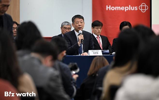 김광일 공동대표(MBK 부회장)가 14일 오전 서울 강서구 홈플러스 본사에서 열린 기자간담회에서 미디어 질문에 답하고 하고 있다./사진=이명근 기자 qwe123@